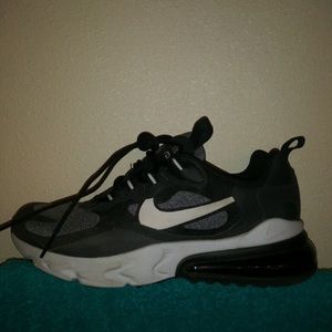 NEW Nike Air Max 270 Black/Gray Size 5y